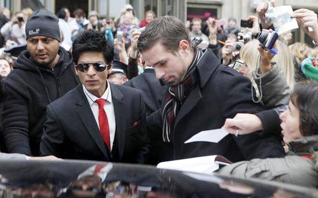 SRK Stopped at Los Angeles Airport