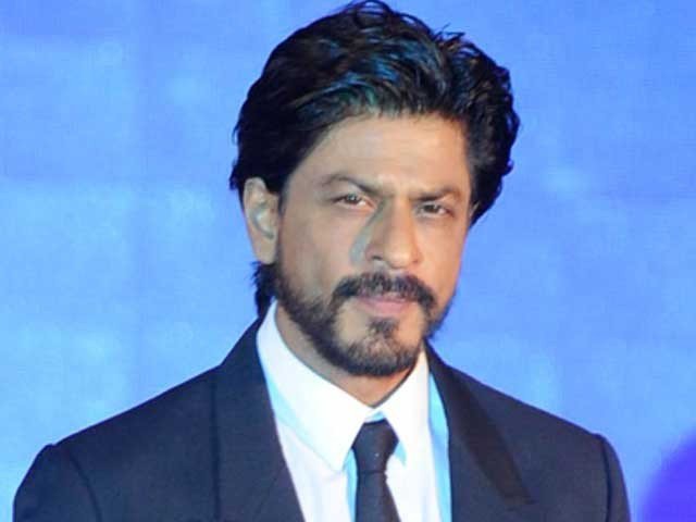 Shah Rukh Khan uses his look alike to Keep the Fans Away
