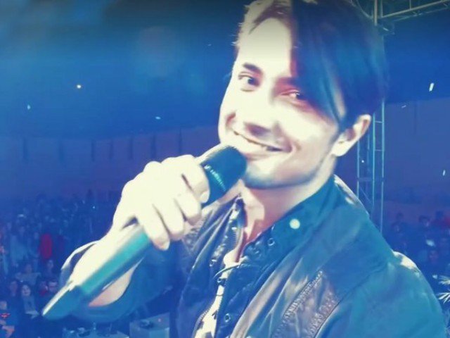 Ali Zafar Teaches us to Mannequin challenge is really done