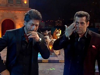 Salman and SRK got Emotional during Award Ceremony
