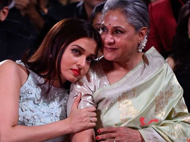 Emotional Picture of Jia Bachchan and Aishwariya Rai gone Vi