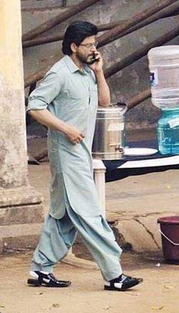 SRK Shalwar Kameez and Peshawari Chappal Pictures Gone Viral