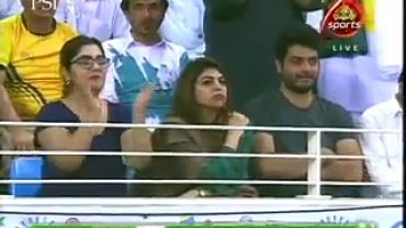 Watch How Girls Teasing Each Other in Live PSL Match 2017