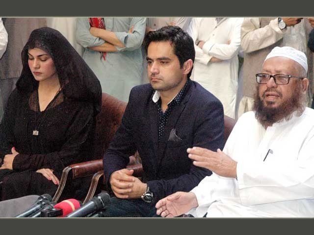 Asad & Veena Malik Approach Mufti Naeem to Solve Issues