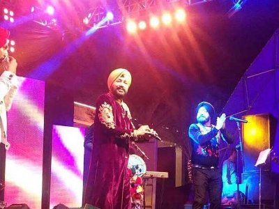 Excellent Performance of Daler Mehndi and his Son in Karachi