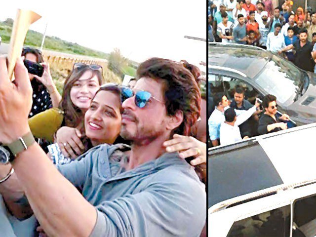 SRK in Ludhiana Selfie with Fans