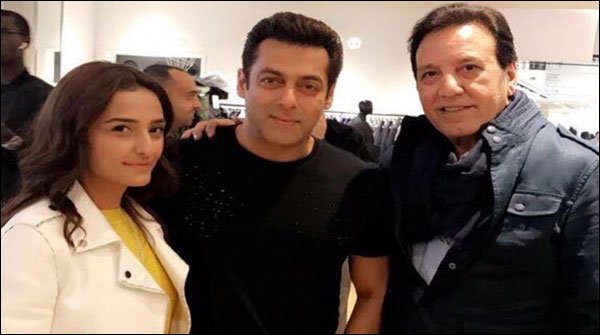 Salman Khan Meeting Pakistani Celebrities