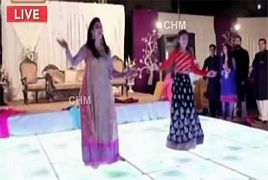 Nida Yasir and Her Daughter Dancing in a Wedding