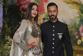 Sonam Kapoor Dance with Husband Anand Ahuja at Her Mehndi Ce