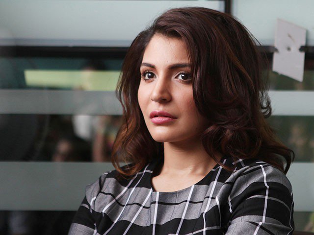 Anushka Sharma Taught Lesson to Person Throwing Garbage on R