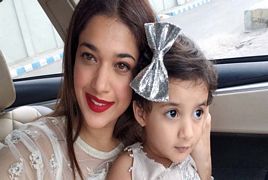 Sanam Jung Takes Selfie With Her Daughter Alaya Jafri
