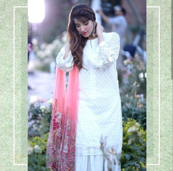 Hareem Farooq looks flawless in white attire!