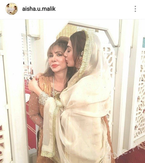Ayesha Khan Wishes Her Mother On Her Birthday