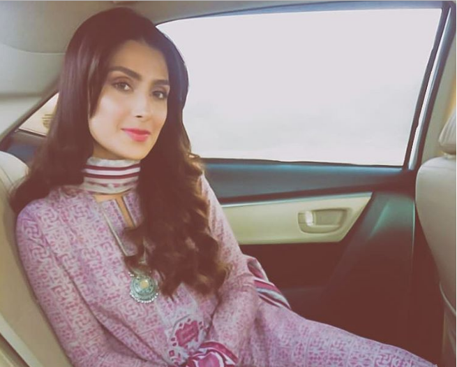 Ayeza Khan Posted a Picture of Her Teenage and Motherhood