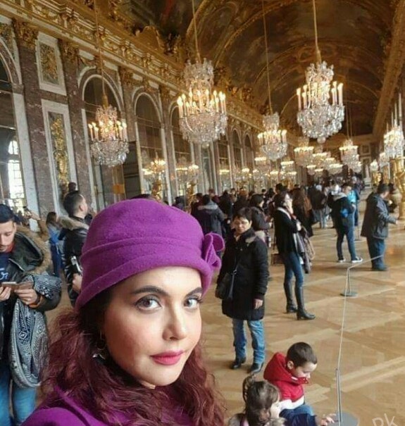 Nida Yasir Is Holidaying With Childs In France